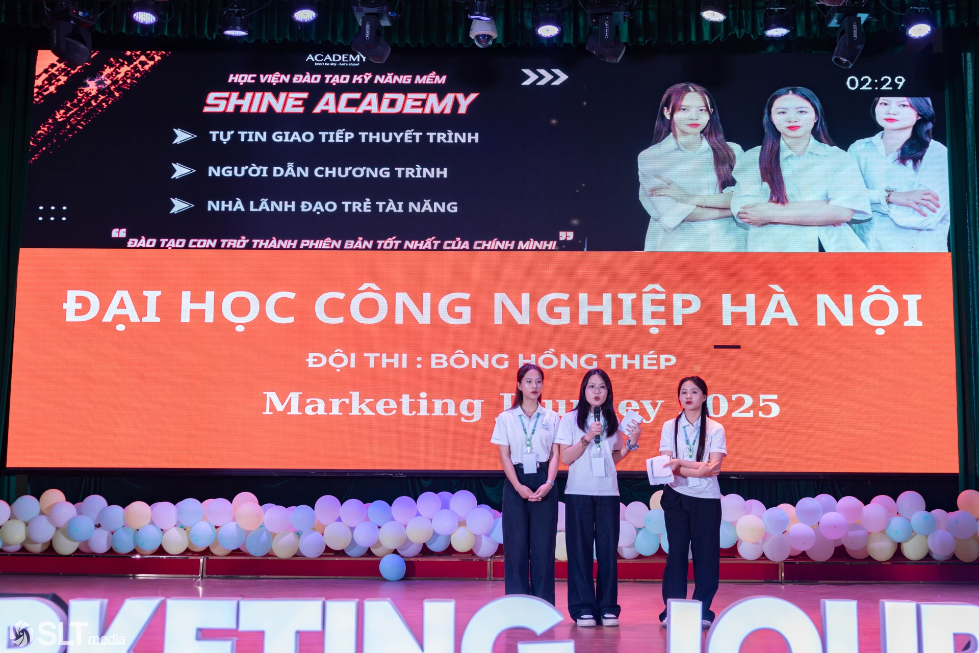 Đội thi Bông hồng thép trình bày đề thi từ Shine Academy tại Đêm chung kết