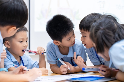 Thách Thức Đối Mặt Ba Mẹ Ngày Nay: Học Kiến Thức Hay Phát Triển Kỹ Năng Mềm?